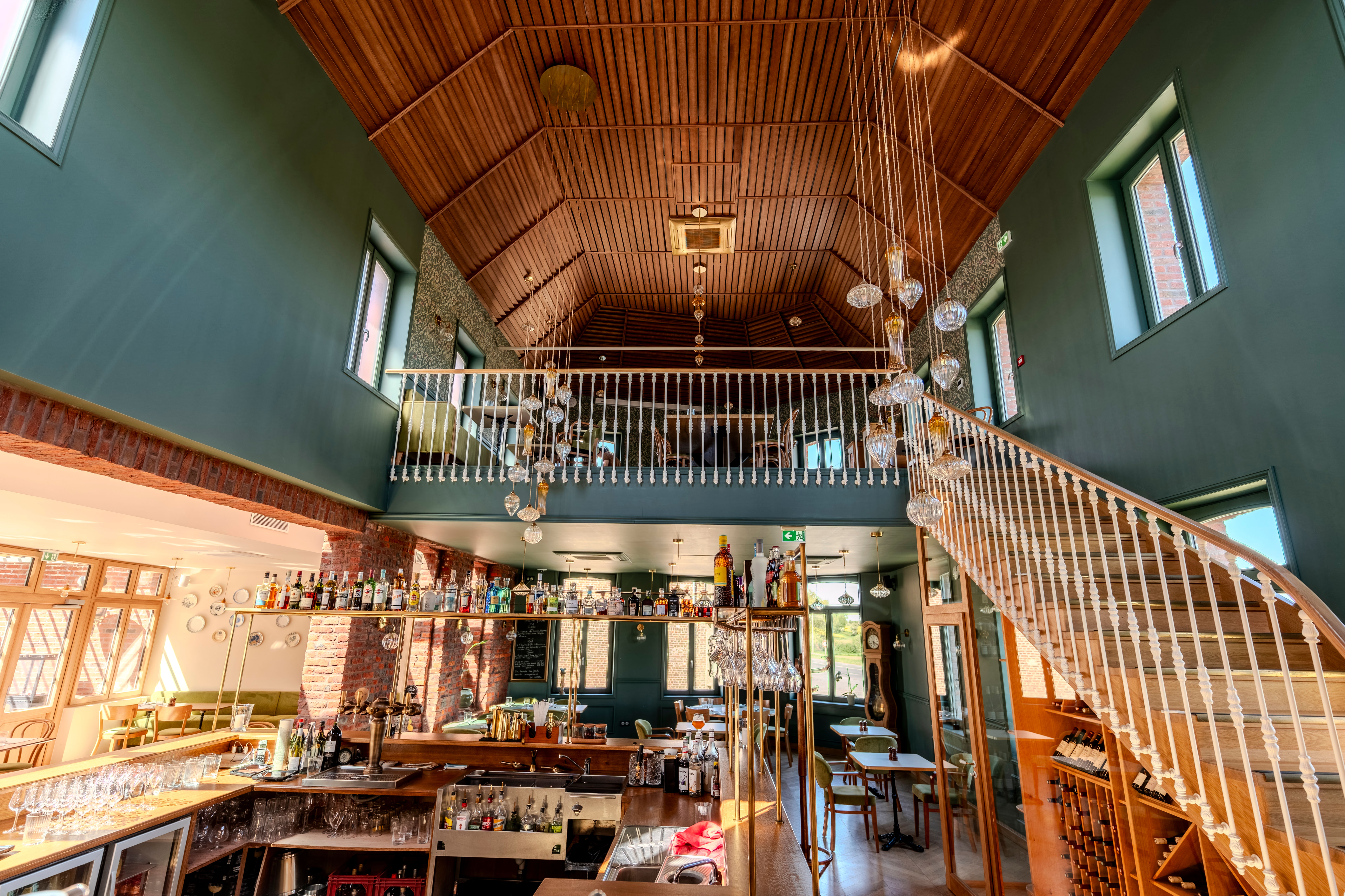 Châssis en bois et en PVC Pierret dans un restaurant à Inchy en France, installés par Mille et Une.