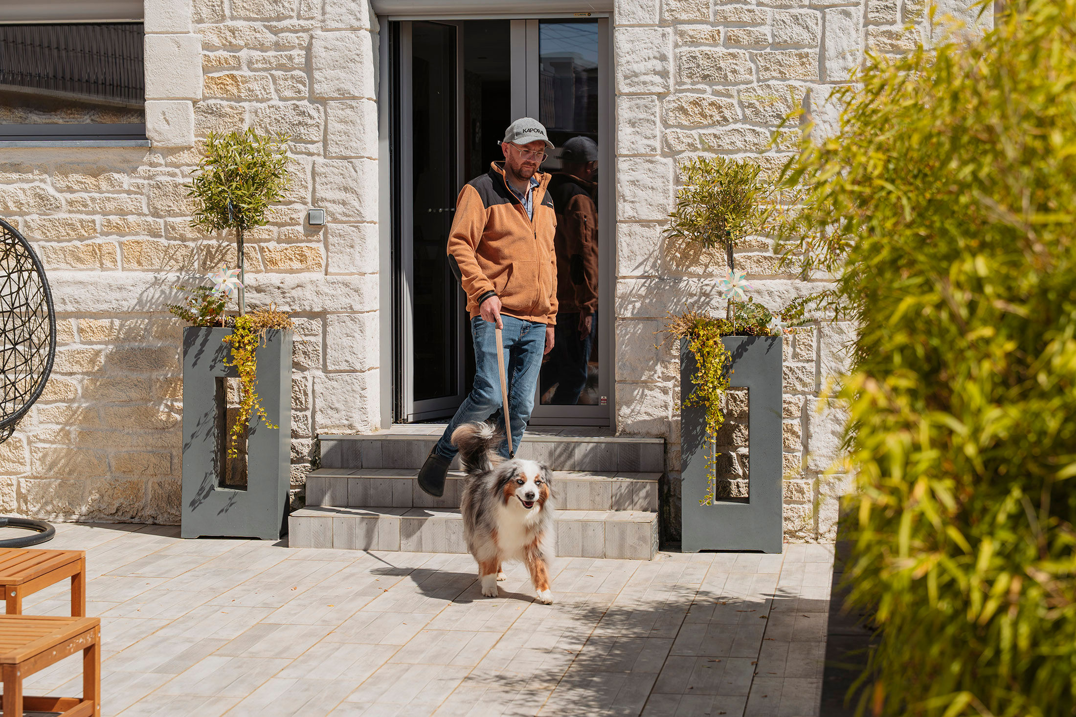 Une ouverture fluide et discrète entre l'intérieur et la terrasse, par Pierret Portes & Fenêtres
