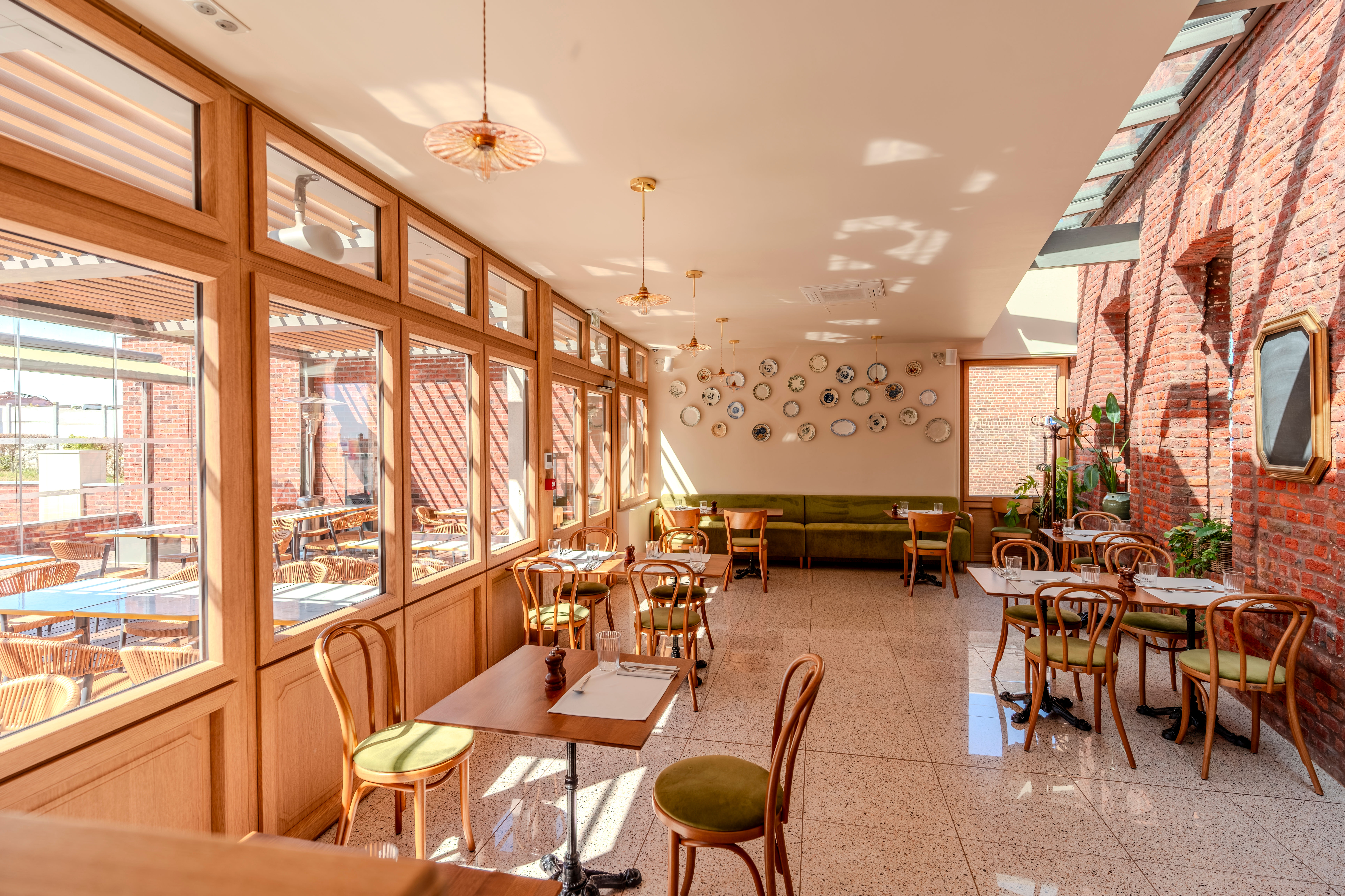 Châssis en PVC imitation bois Pierret dans un restaurant à Inchy