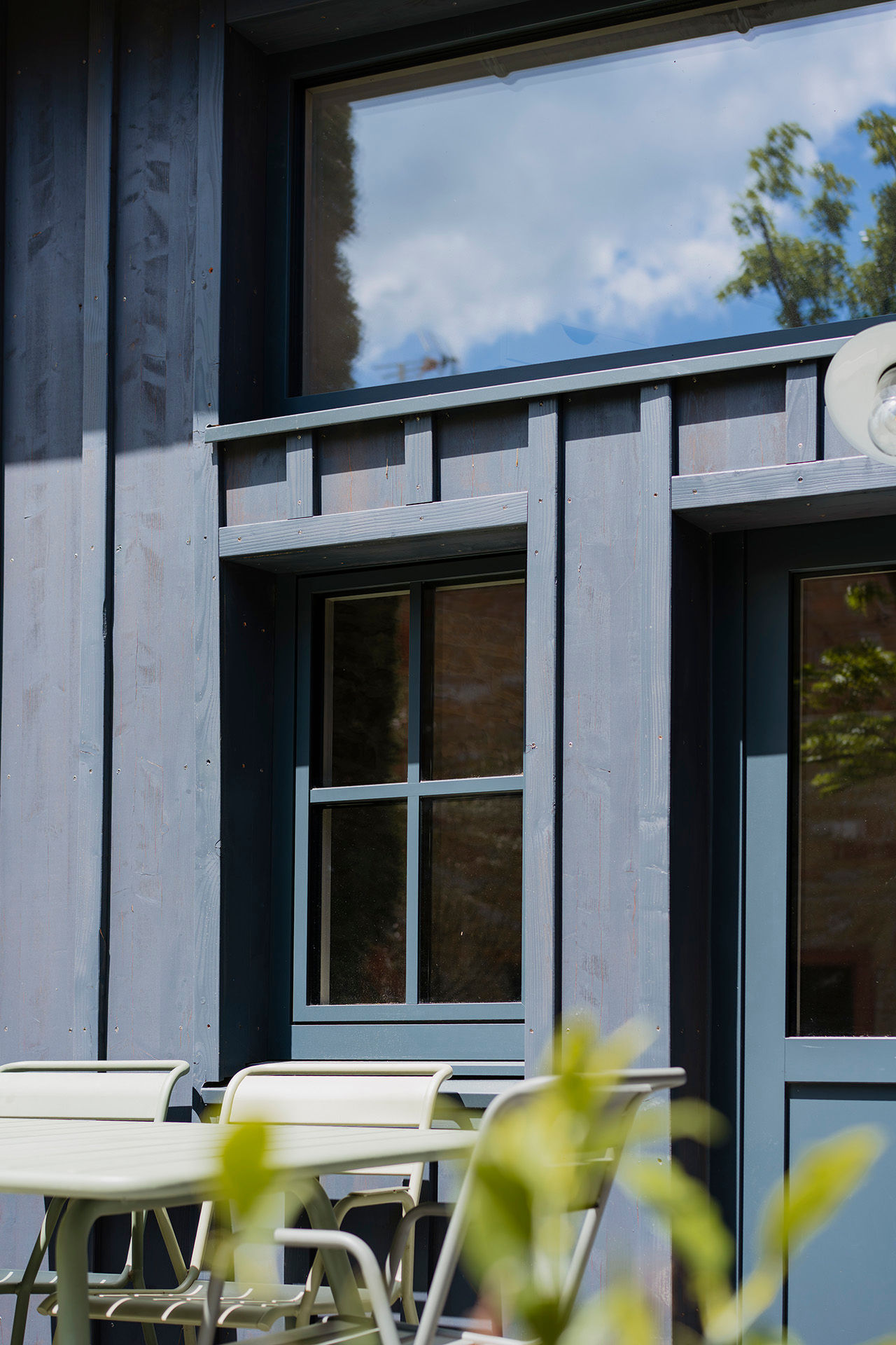 Des châssis bois-aluminium qui s'accordent parfaitement à la façade, par Pierret Portes & Fenêtres