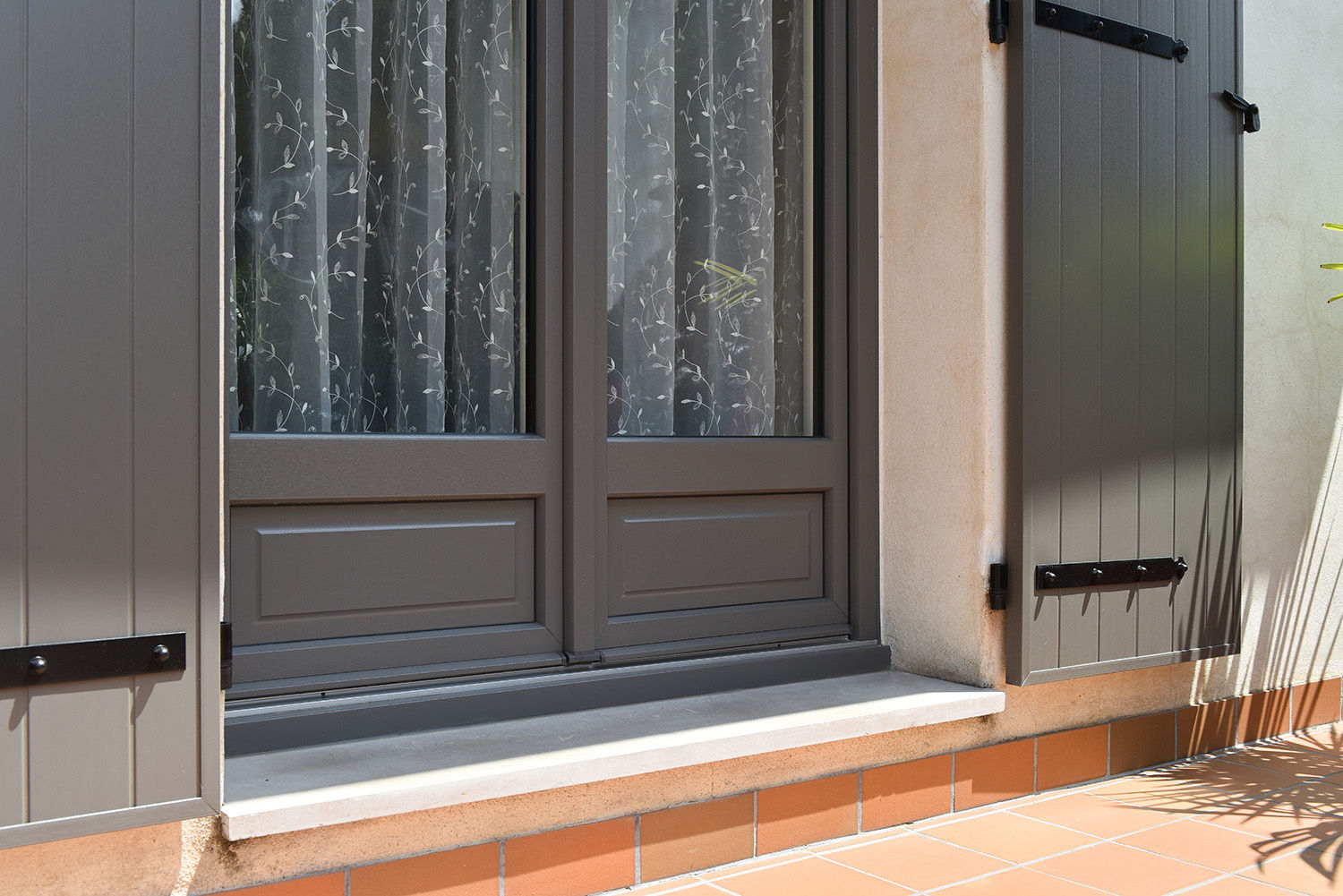 Châssis à performance thermique en PVC couleur olive à Beaune en France