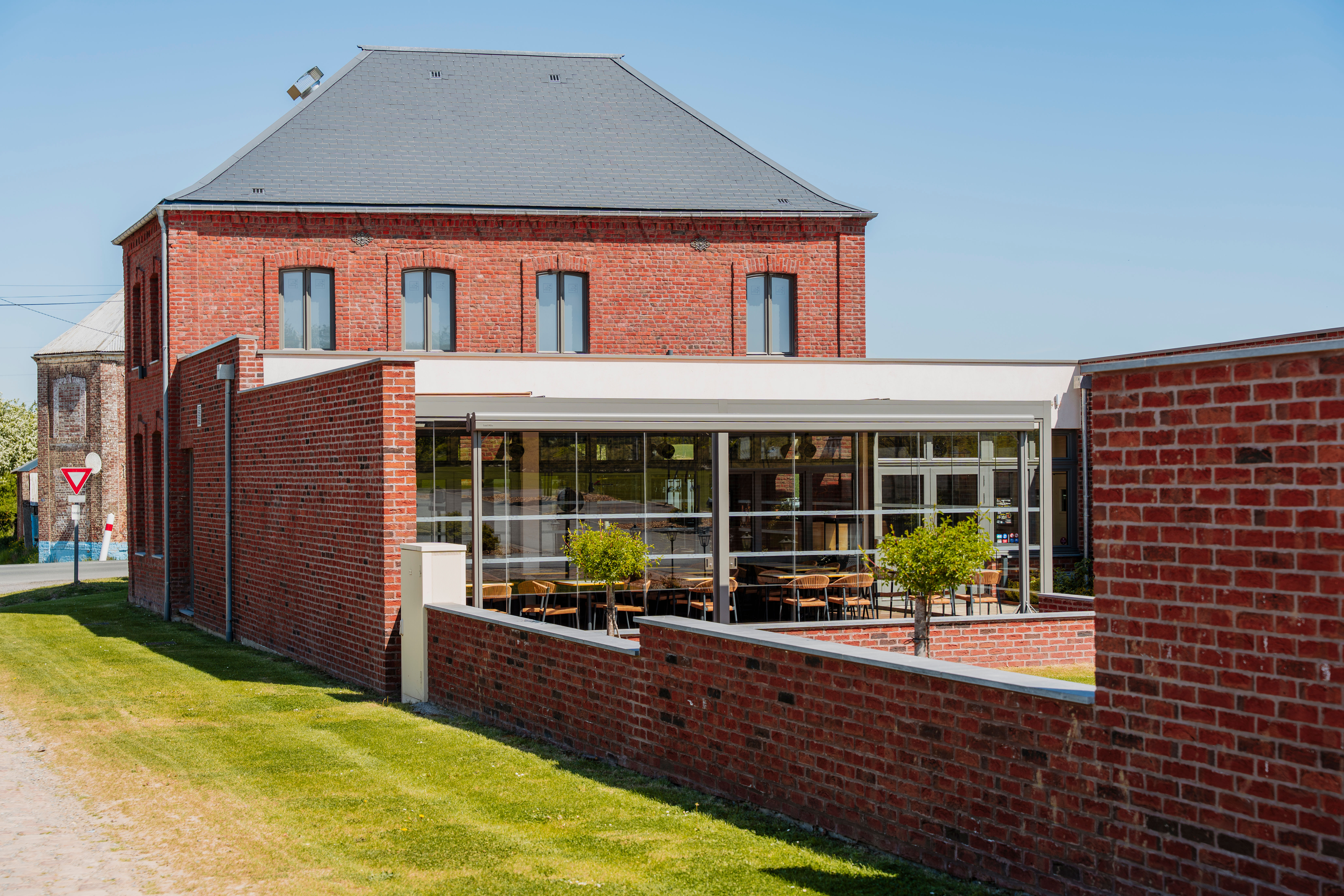 Restaurant à Inchy avec de nouveaux châssis en PVC et en bois - Pierret Portes & Fenêtres