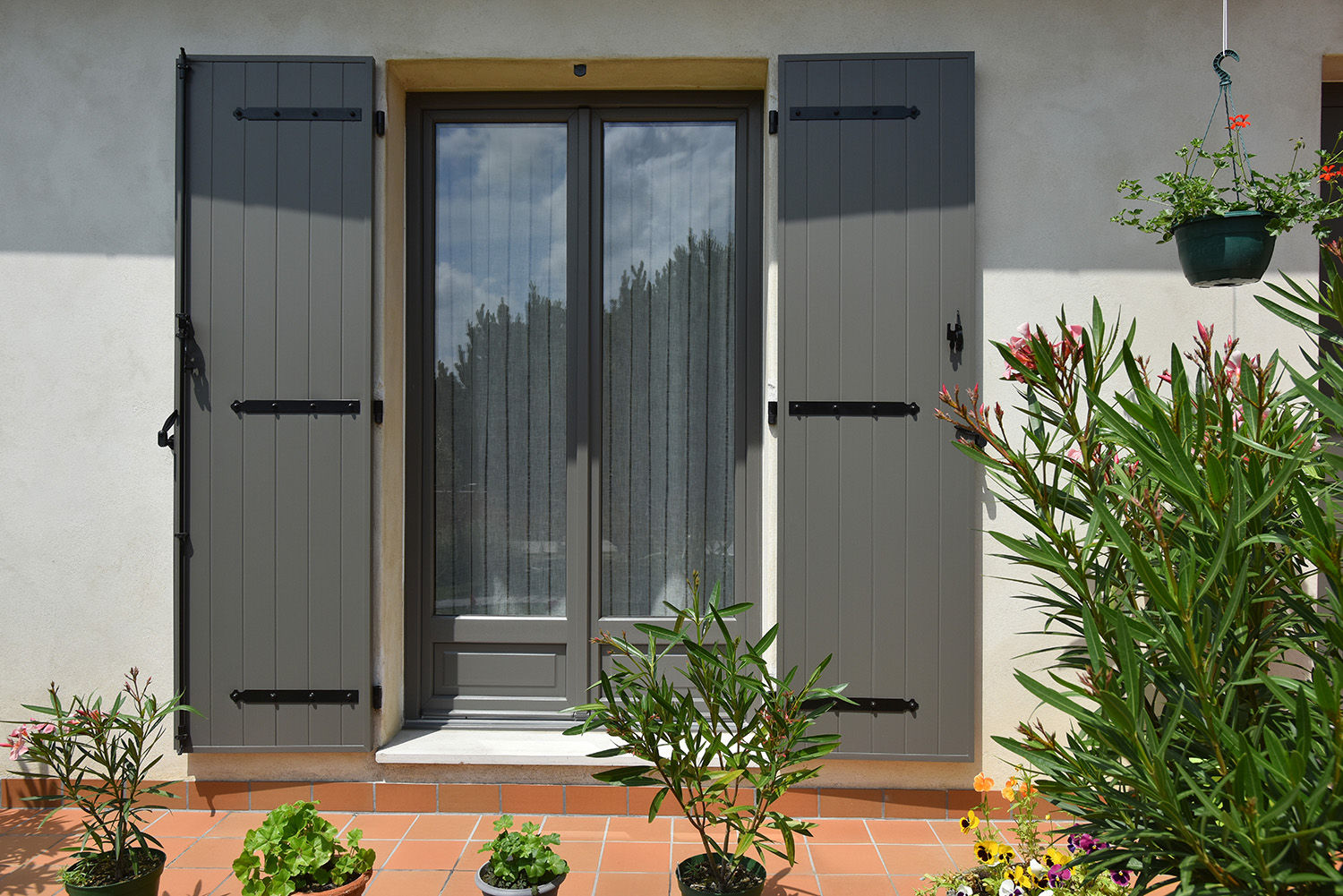 Porte-fenetre en PVC de la couleur olive à Beaune en France