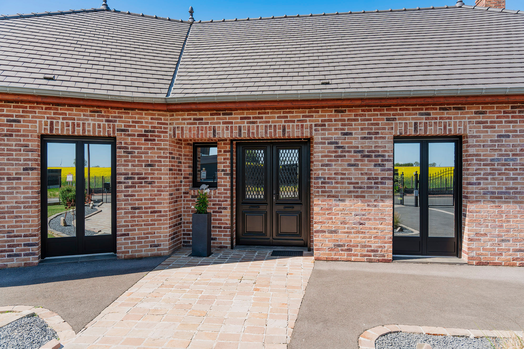 Pavillon en brique avec menuiserie en aluminium, signé Pierret Portes & Fenêtres