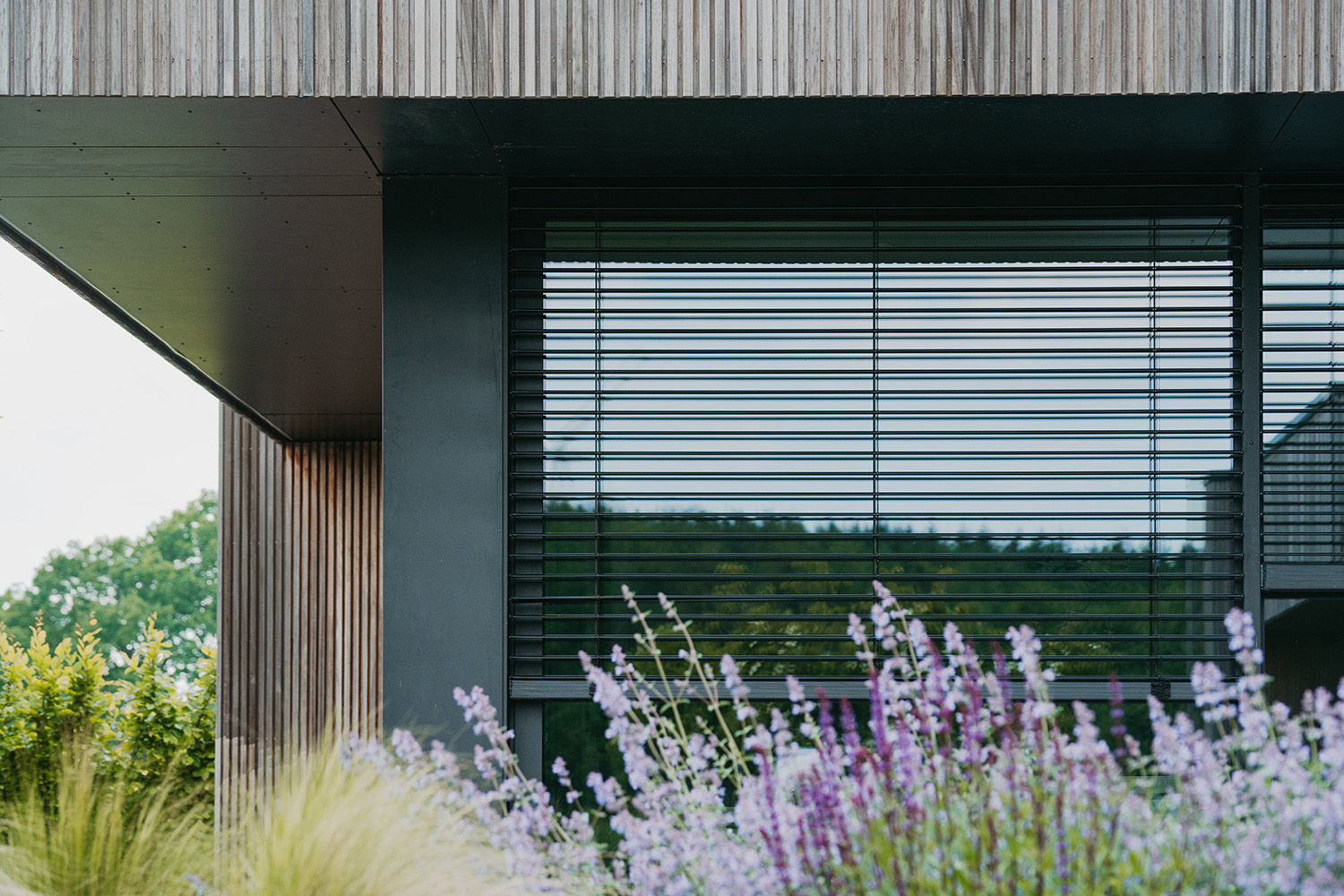 PIERRET_Gent_2025_erkers_Color_Alu_9005_EXT_02